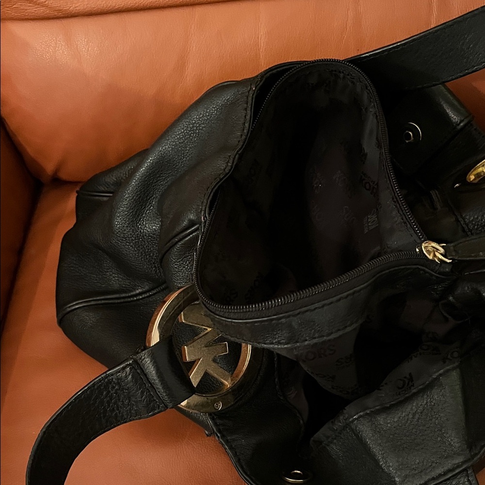 Michael Kors Black Leather Shoulder Bag with Gold Logo - Picture 4 of 5
